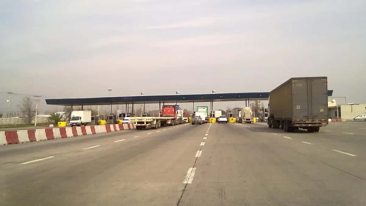Caminhão de carga chegando a uma praça de pedágio em uma rodovia do Chile
