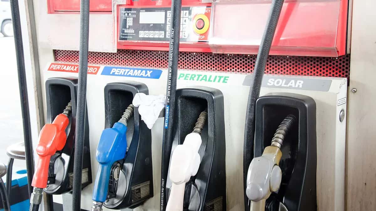 Bombas de combustível de diferentes octanagens em um posto
