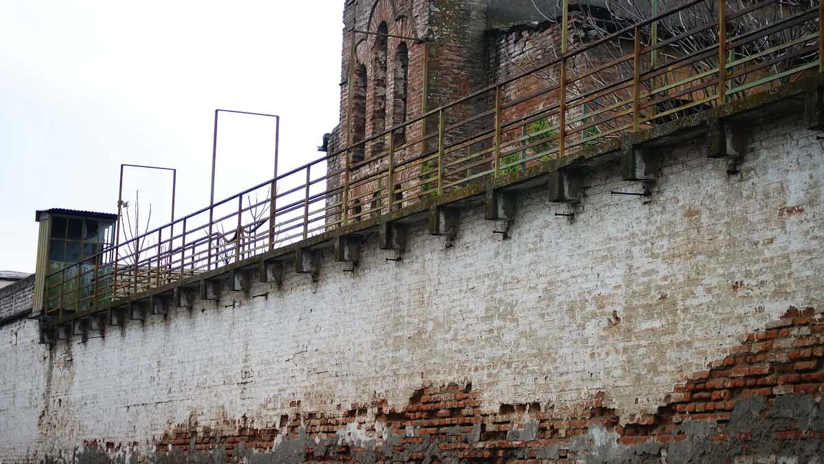 Muro y torre de vigilancia de una antigua cárcel en San Fernando, Chile