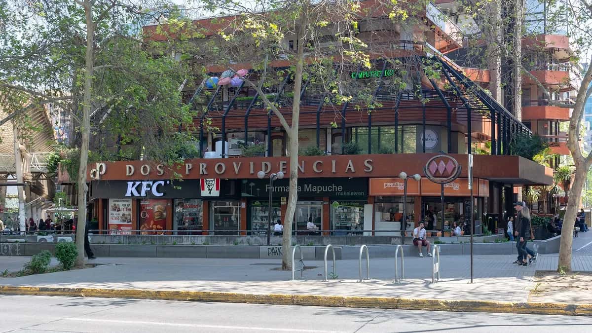 Esquina comercial de Providencia en Santiago, con tránsito de autos