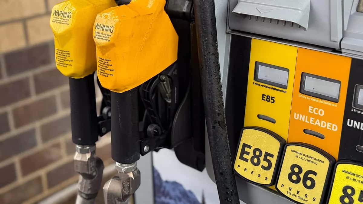 Bicos de bomba de combustível em um posto