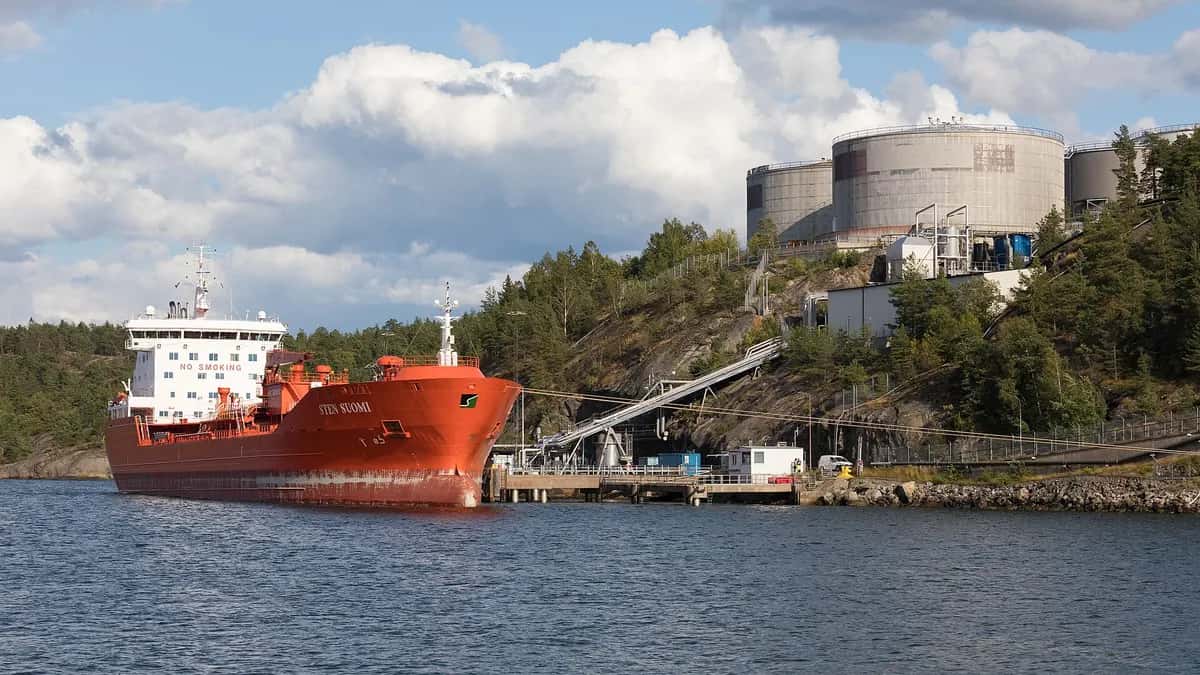 Navio petroleiro atracado junto a um terminal de combustíveis