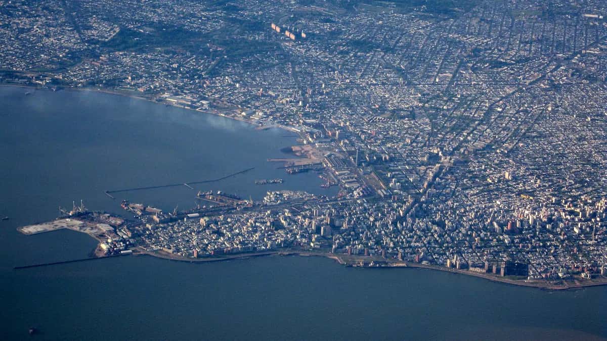 Vista aérea de Montevideo junto al Río de la Plata