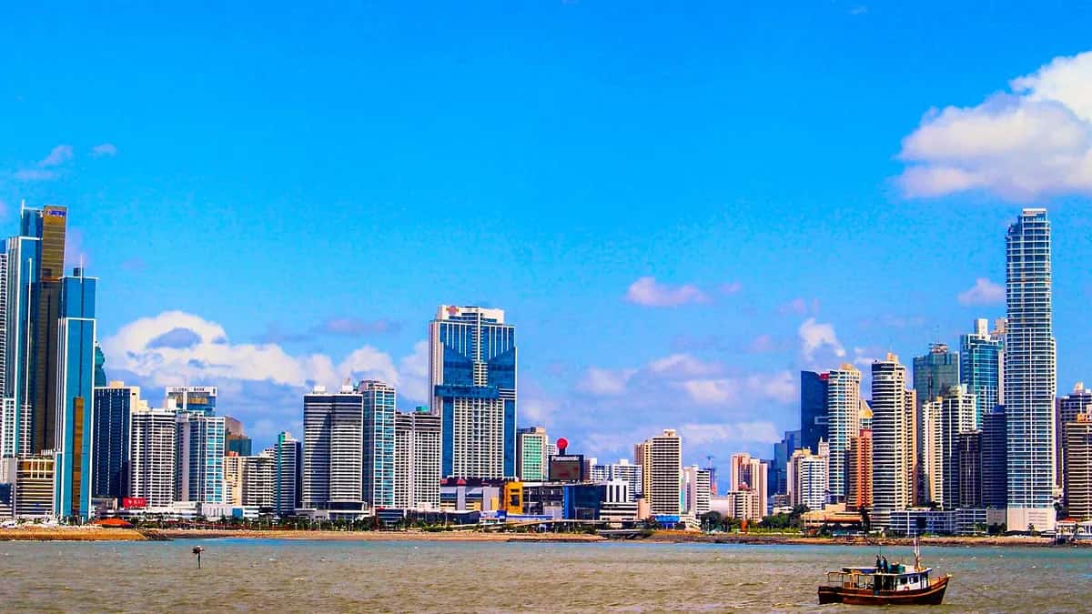 Rascacielos de Ciudad de Panamá frente a la bahía