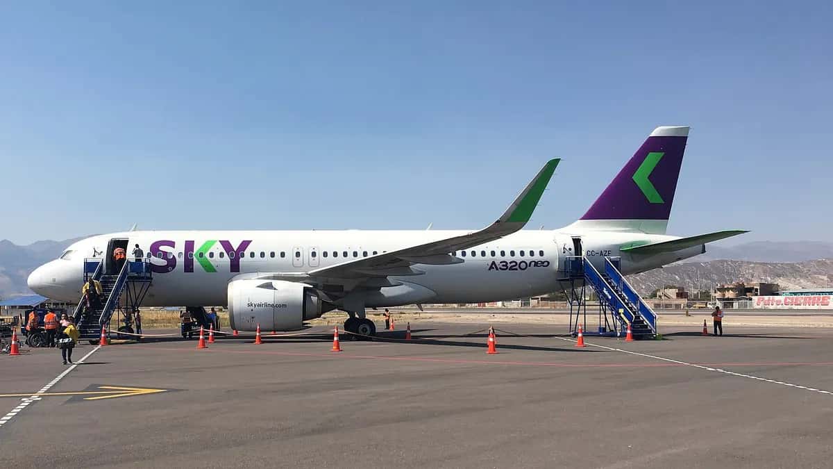 Airbus A320neo da Sky Airline em um pátio de aeroporto
