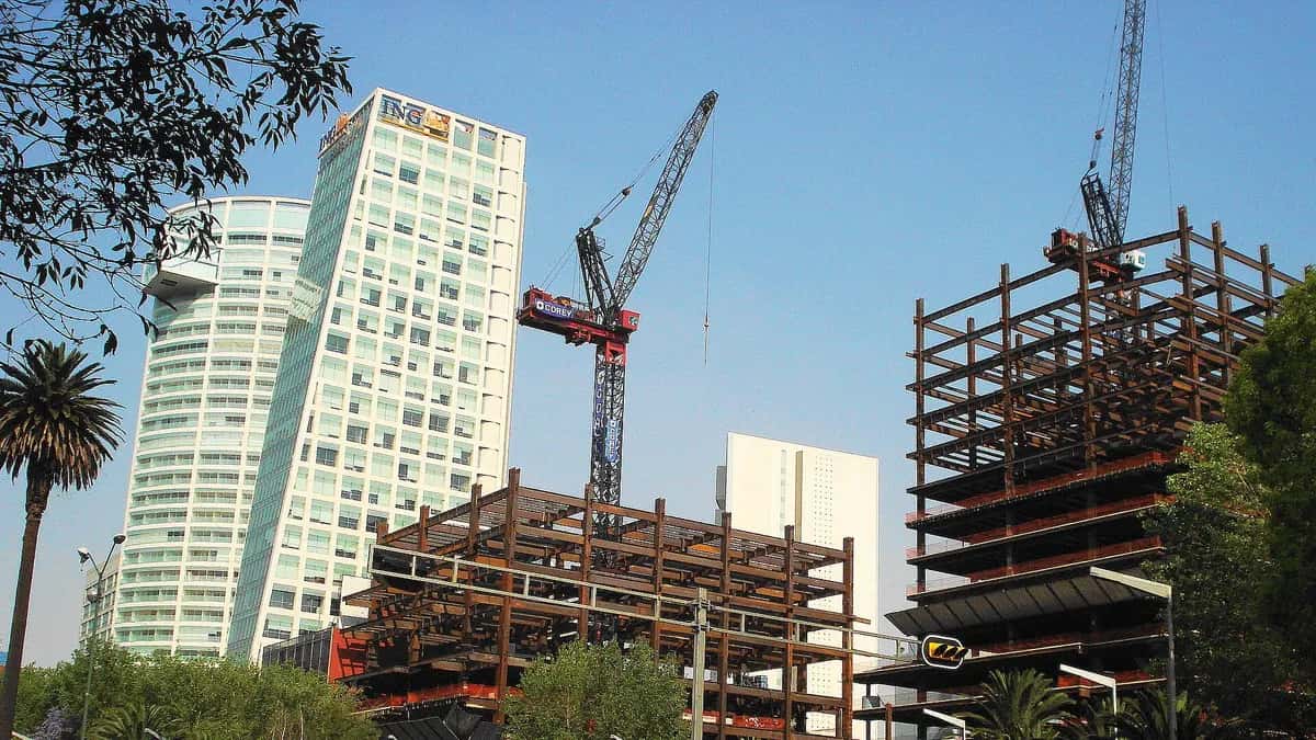 Torres em construção com guindastes junto ao Paseo de la Reforma, Cidade do México