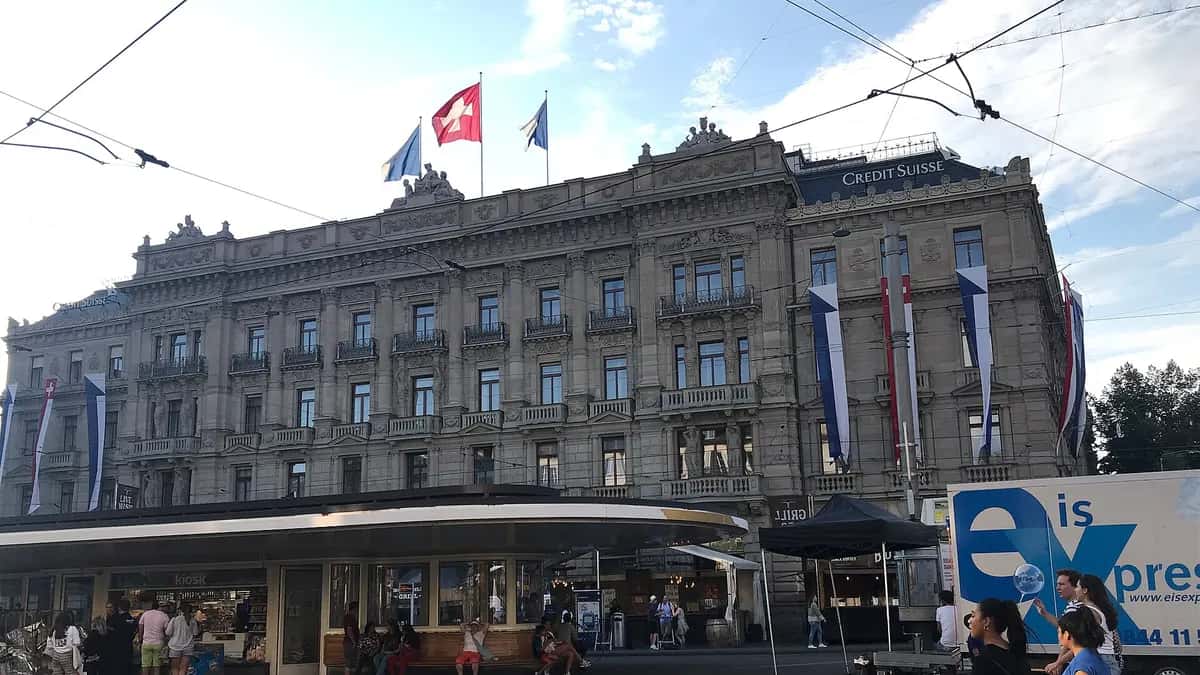 Edificio de Credit Suisse en la Paradeplatz de Zúrich, Suiza