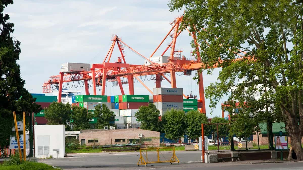Guindastes e contêineres no porto de Buenos Aires