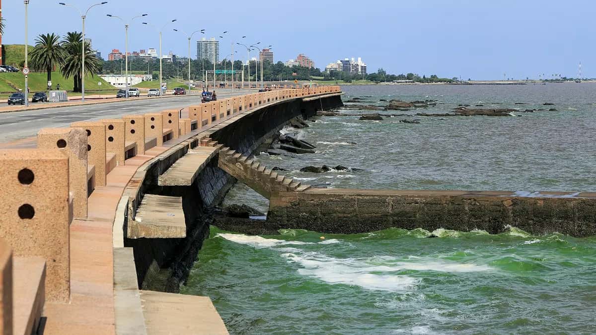 Montevideo's waterfront promenade on the Río de la Plata