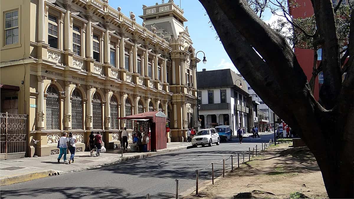 Pedestrian street and buildings in downtown San José, Costa Rica