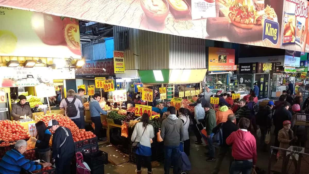 Puestos de frutas y verduras en La Vega Central de Santiago