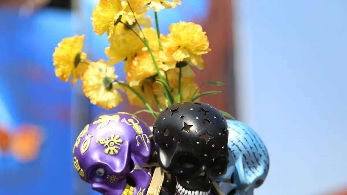 Caveiras decoradas e flores de cempasúchil em uma oferenda da Cidade do México