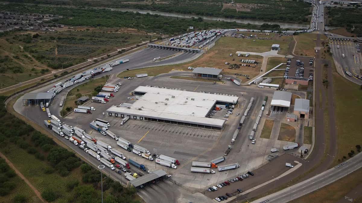 Vista aérea da ponte comercial World Trade Bridge entre Laredo e Nuevo Laredo, com filas de caminhões