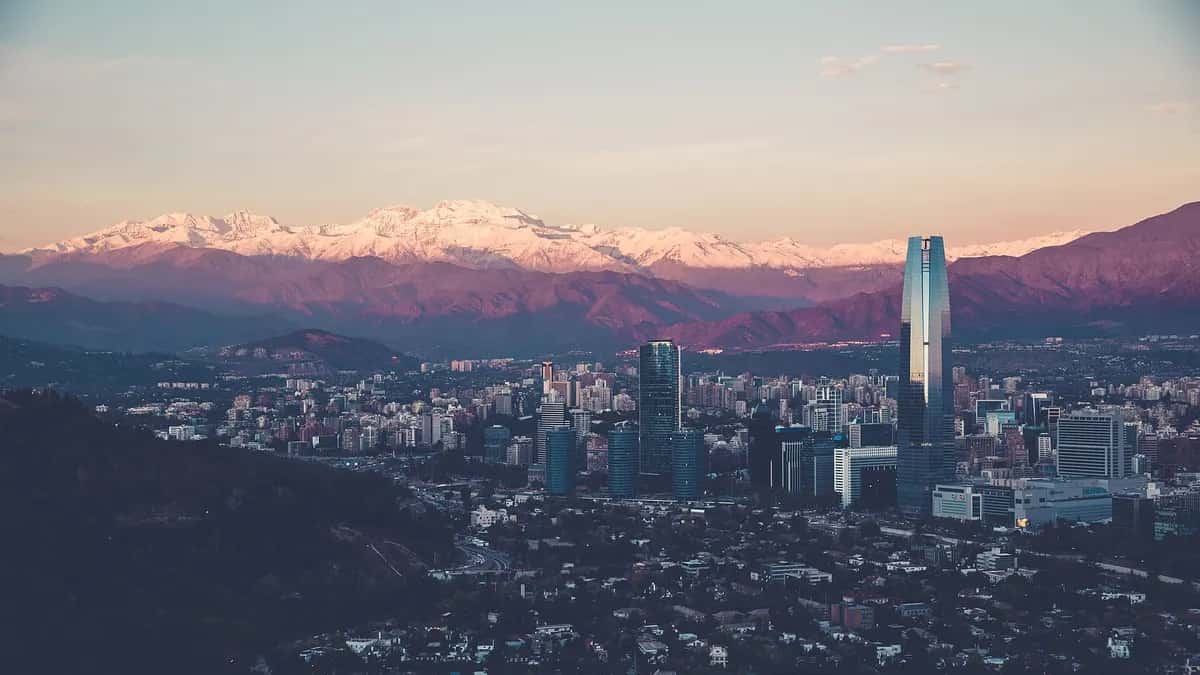 Vista de Santiago de Chile con la cordillera de los Andes al atardecer