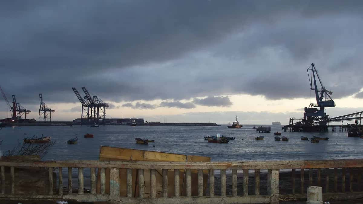 Grúas portuarias en la bahía de San Antonio al atardecer
