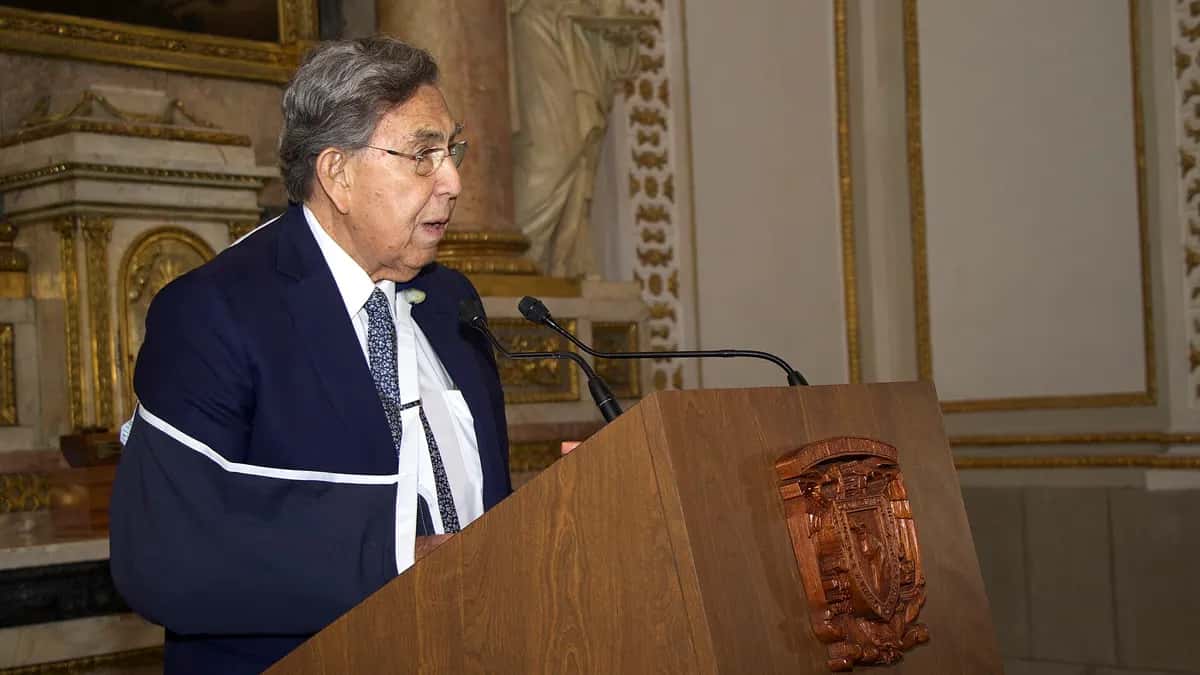Cuauhtémoc Cárdenas discursa em um púlpito durante um evento