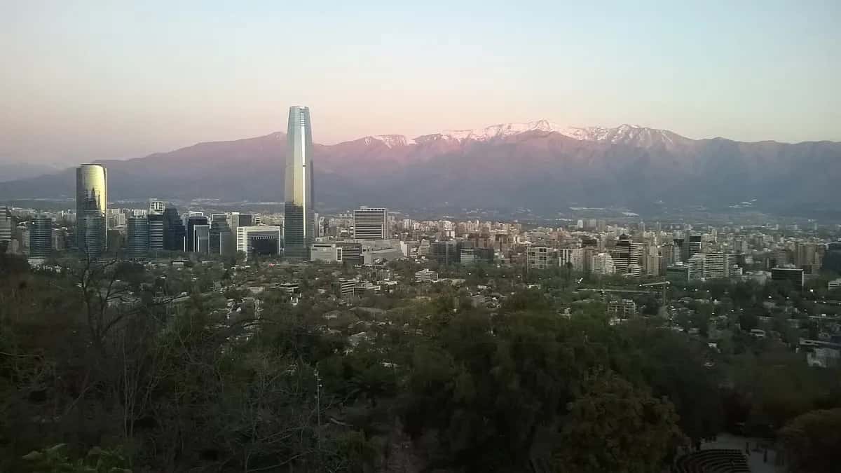 Vista de Santiago con la cordillera de los Andes al fondo