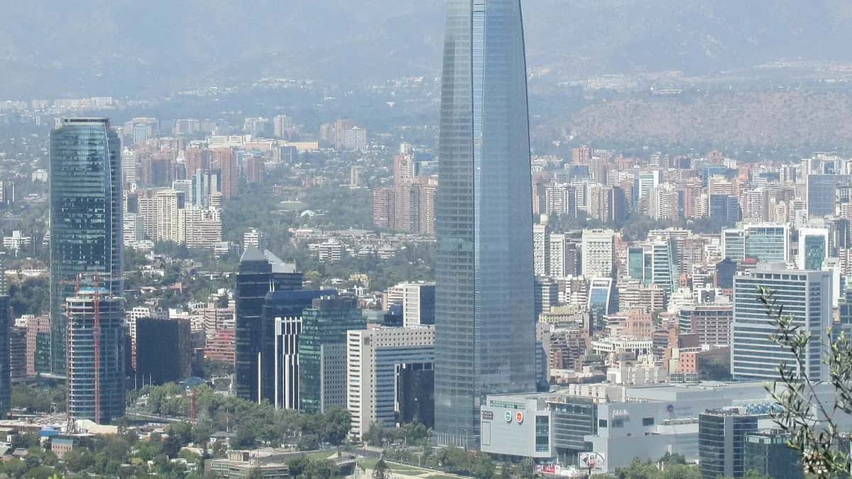 Gran Torre Santiago e prédios de escritórios vistos do cerro San Cristóbal