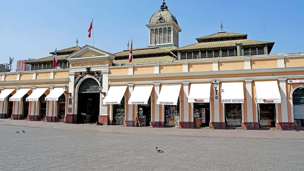 Fachada do Mercado Central de Santiago, com sua torre e toldos brancos