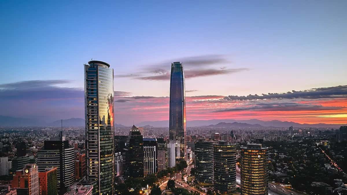 Edificios del sector Sanhattan, en Las Condes, al atardecer