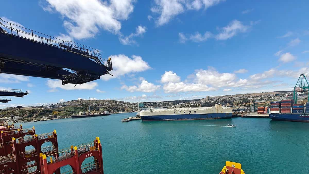 Grúas de contenedores y buques en un puerto de Chile