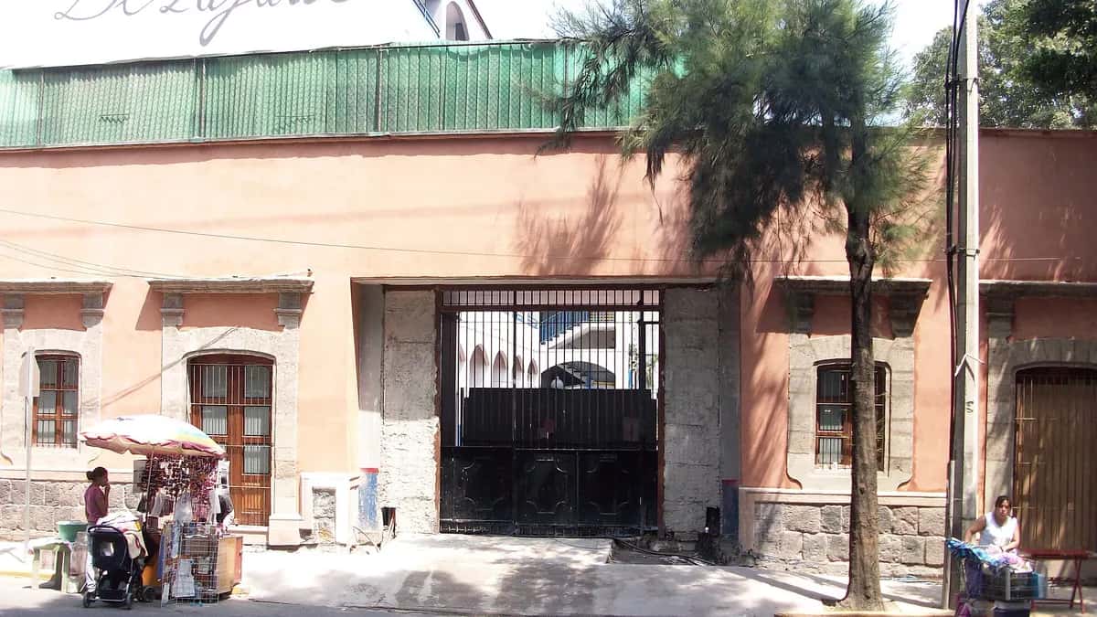 Facade of the Cristóbal Colón Primary School in Mexico City